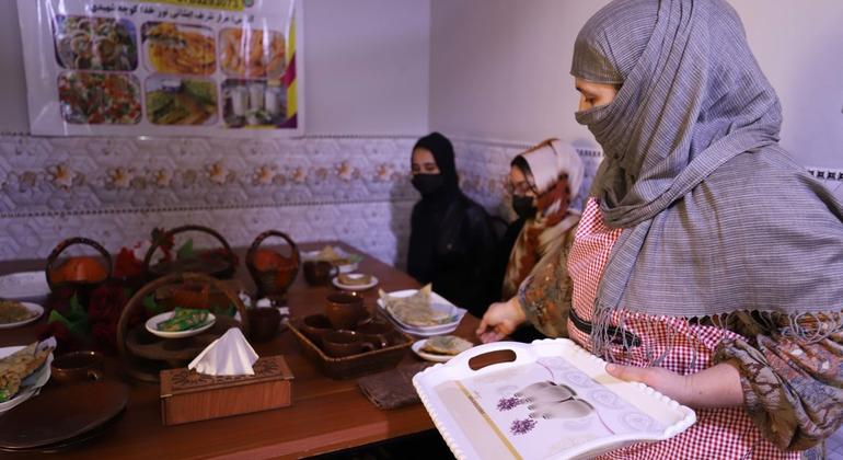 Ресторан Шаисты Хакими в Мазари-Шарифе могут посещать только женщины, мужчины делают заказы онлайн.